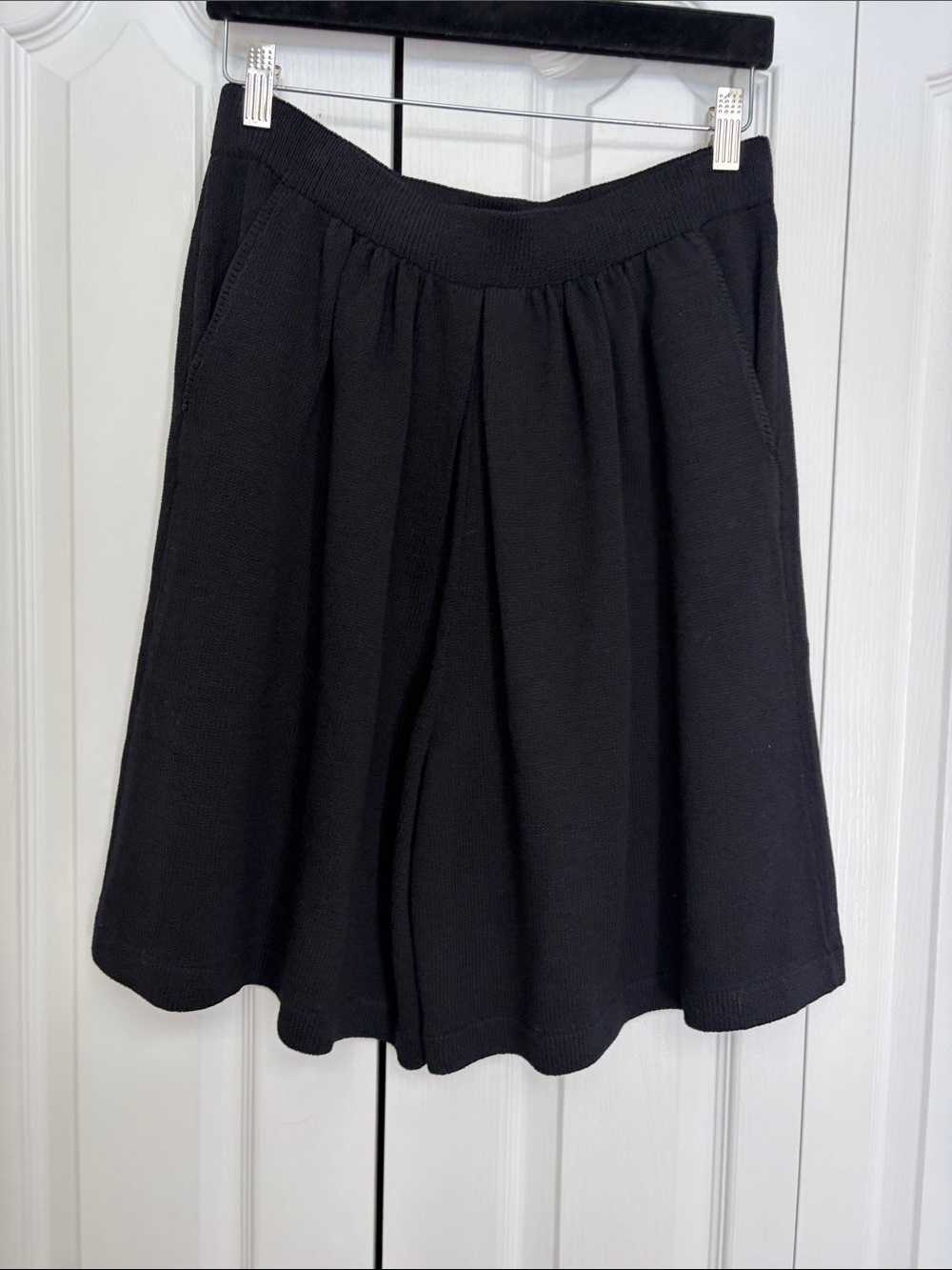 St John Sportswear Marie Gray Classic Black Knit Culotte Bermuda Shorts 12